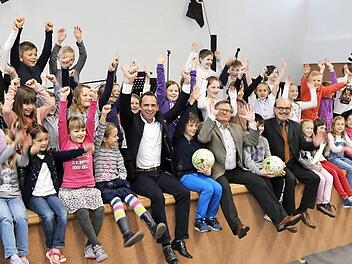 Jubelszene bei der Einweihung der Turnhalle Fotos: Franz Galster