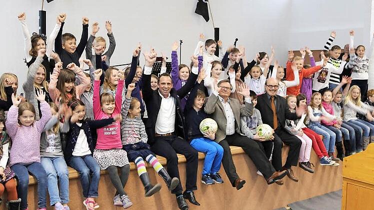 Jubelszene bei der Einweihung der Turnhalle Fotos: Franz Galster