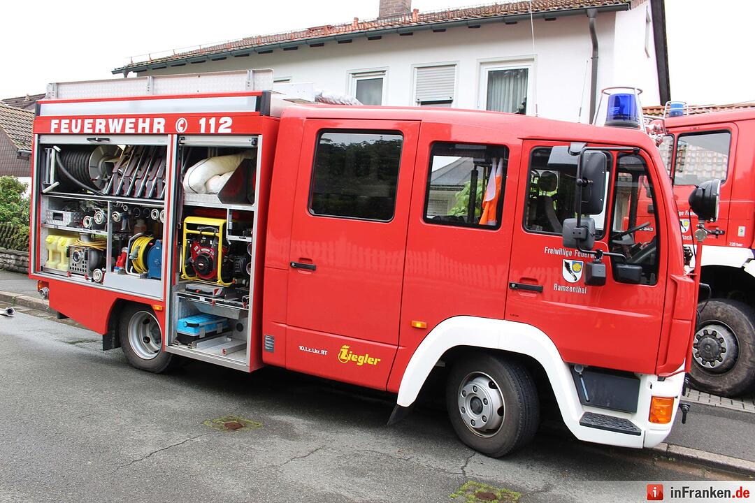 Blitz schlägt in Dachstuhl von Einfamilienhaus ein