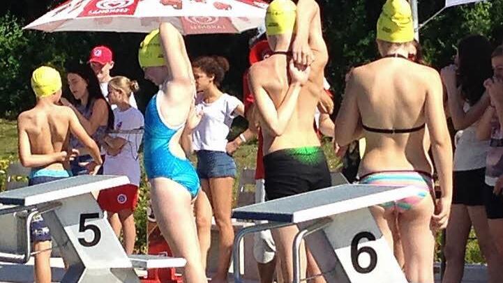 Vor dem Sprung ins kalte Becken stand für die Schüler Dehnen auf dem Programm.  Foto: Daniel Ruppert