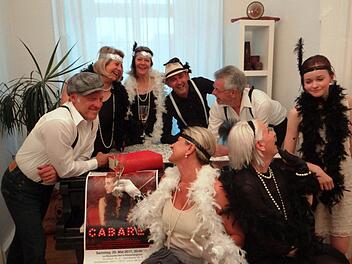 Die Mitglieder des Vereins der Heimatfreunde Klosterlangheim weisen mit ihrer perfekt passenden Kostümierung auf das Musical "Cabaret" hin, das das Theaterensemble des Fränkischen Theatersommers am 20. Mai um 20 Uhr im Ökonomiehof der Familie Gieger in Klosterlangheim zur Aufführung bringt. Foto: Alfred Thieret