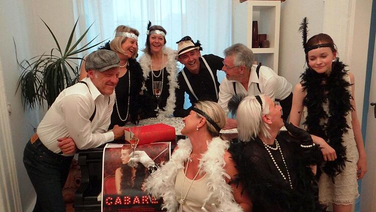 Die Mitglieder des Vereins der Heimatfreunde Klosterlangheim weisen mit ihrer perfekt passenden Kostümierung auf das Musical "Cabaret" hin, das das Theaterensemble des Fränkischen Theatersommers am 20. Mai um 20 Uhr im Ökonomiehof der Familie Gieger in Klosterlangheim zur Aufführung bringt. Foto: Alfred Thieret