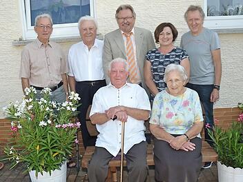 Zum 85. Geburtstag gratulierten Karl Brodel (vorne sitzend mit Ehefrau Theresia) Reinhold Wolf, Hans Möckl, Bürgermeister Hans Pietz, Tochter Liane Suffa und Schwiegersohn Raymund Suffa. Foto: K.- H. Hofmann