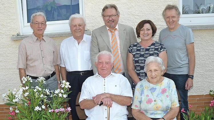 Zum 85. Geburtstag gratulierten Karl Brodel (vorne sitzend mit Ehefrau Theresia) Reinhold Wolf, Hans Möckl, Bürgermeister Hans Pietz, Tochter Liane Suffa und Schwiegersohn Raymund Suffa. Foto: K.- H. Hofmann