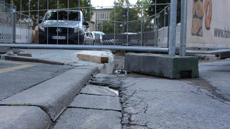 Die Verdrückungen entlang der Busbuchten werden beseitigt. Foto: Ralf Ruppert