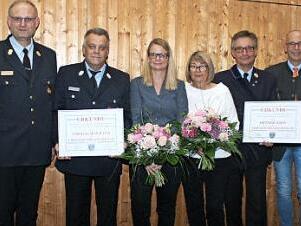 F&uuml;r ihr jahrzehntelanges Engagement in der Kreisbrandinspektion wurden Ottmar Jahn (3. v. r. mit Ehefrau Elke) zum Ehrenkreisbrandinspektor sowie Thomas Hofmann (3. v. l. mit Ehefrau Nadja) zum Ehrenkreisbrandmeister ernannt.  Foto: Markus Witzgall