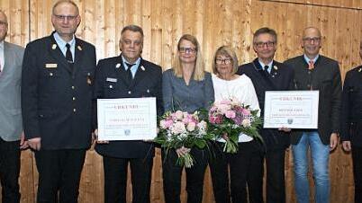 F&uuml;r ihr jahrzehntelanges Engagement in der Kreisbrandinspektion wurden Ottmar Jahn (3. v. r. mit Ehefrau Elke) zum Ehrenkreisbrandinspektor sowie Thomas Hofmann (3. v. l. mit Ehefrau Nadja) zum Ehrenkreisbrandmeister ernannt.  Foto: Markus Witzgall