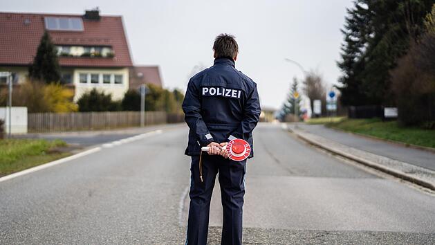 Die Ausgangssperre wird kommen, weil die Leute es anders nicht begreifen. Je fr&uuml;her, desto besser. Nur so kann man die Ausbreitung des Coronavirus effektiv eind&auml;mmen. Symbolfoto: Nicolas Armer/dpa +++ dpa-Bildfunk