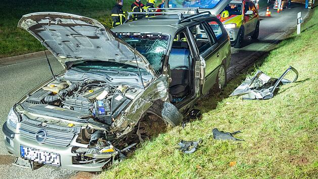 Ebersdorf bei Coburg: Auto ger&auml;t in den Gegenverkehr - Frau wird bei Unfall eingeklemmt