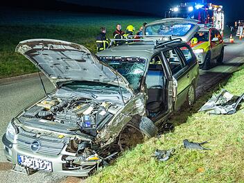 Ebersdorf bei Coburg: Auto gerät in den Gegenverkehr - Frau wird bei Unfall eingeklemmt Ebersdorf bei Coburg: Auto gerät in den Gegenverkehr - Frau wird bei Unfall eingeklemmt