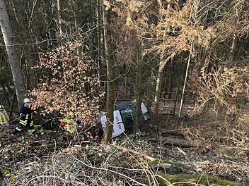 Wirsberg: Radlader stürzt plötzlich 30 Meter in die Tiefe