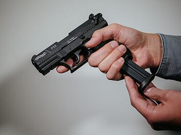 Streit eskaliert: Waffe gezogen und Nase gebrochen