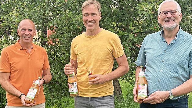 Landrat Christian Mei&szlig;ner, Leiter der Umweltstation Michael Stromer und &Ouml;ko-Modellregionsmanager Stefan Janssen (von links) freuen sich &uuml;ber den Verkaufsstart des Streuobstsafts aus dem Projekt der &Ouml;ko-Modellregion.