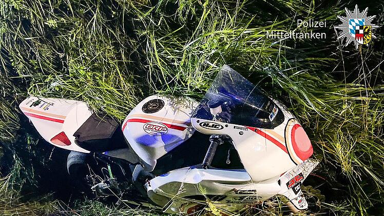 Herrenloses Motorrad am Straßenrand im Landkreis Ansbach: Zündung ist an, doch vom Besitzer fehlt jede Spur