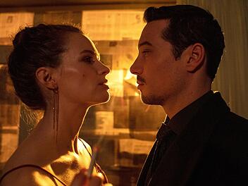 Anara (Marlene Tanczik) und Max van Veeren (Klaus Steinbacher) sind schon eine Weile verheiratet. Doch kennen sie sich &uuml;berhaupt richtig?