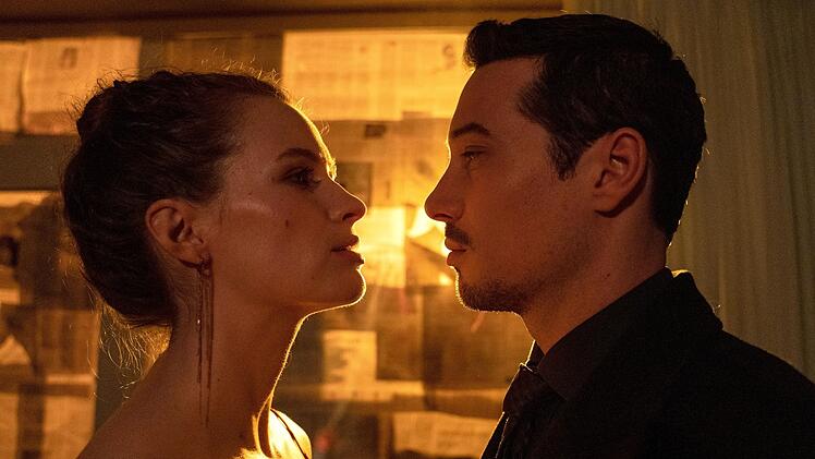 Anara (Marlene Tanczik) und Max van Veeren (Klaus Steinbacher) sind schon eine Weile verheiratet. Doch kennen sie sich &uuml;berhaupt richtig?