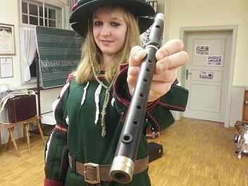 Katharina zeigt die edle neue Trommelflöte.