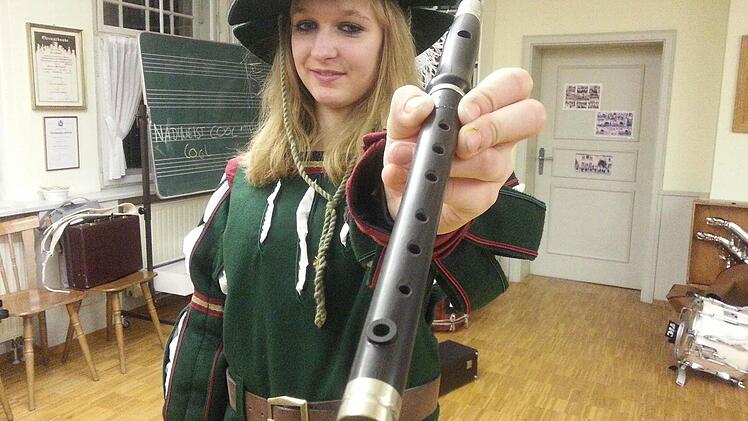 Katharina zeigt die edle neue Trommelflöte.