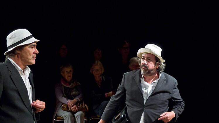 "Warten auf Godot": Helmut Jakobi (links) und Stephan Mertl in einer Probenszene zu Becketts Schauspielklassiker.