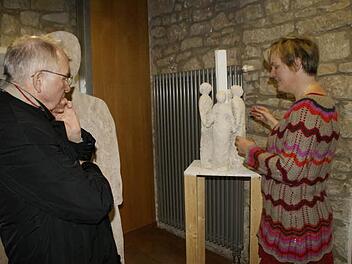 Über die Arbeit des ökumenischen Vereins "Bibelwelten" informierte sich Weihbischof Ulrich Boom im Rahmen der Bischofsvisitation. Dagmar Schnös vom Team des Bibelturms erläuterte die derzeit laufende Herbst-Ausstellung des Limbacher Bildhauers Michael Scholl. Foto: Sabine Weinbeer