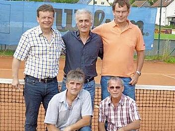 Die Melkendorfer Herren 50 sind Meister. Hinten, von links: Helmut Haberzettl, Jorgo Orfanopoulos, Ulrich Stoll; vorne, von links: Werner Schott und Leonhard Weith. Foto: privat