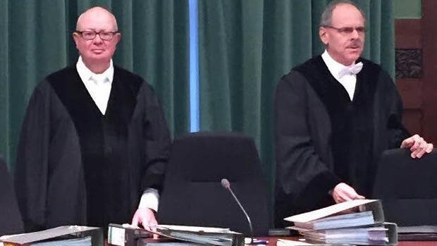 "Das Gutachten kann nicht im Ansatz in Frage gestellt werden", betont Vorsitzender Richter Michael Eckstein. Rechts Beisitzer Reinhard Schwarz. Foto: Stephan Tiroch