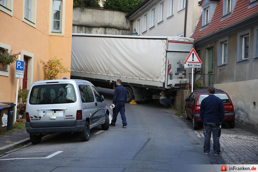 Irrfahrt durch Bamberger Altstadt endet fŸr Lkw festgefahren an Hauswand