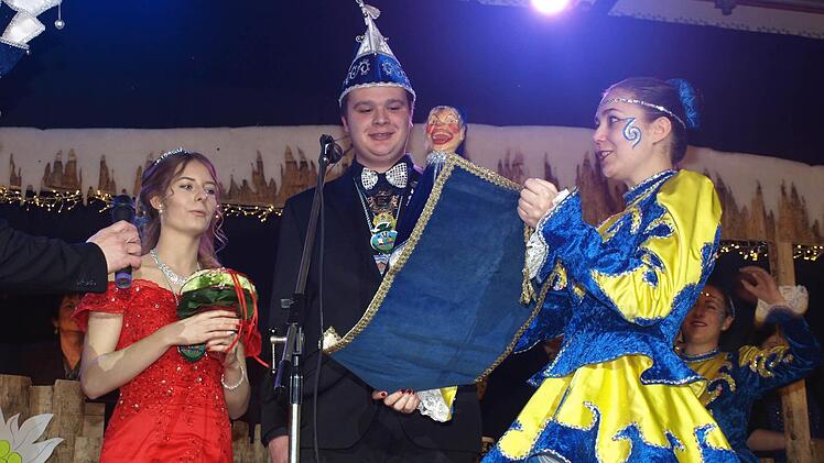 Ihre Lieblichkeit Prinzessin Christina I. (Christina Winter) und Exzellenz Prinz Kevin I. (Kevin Linsner) präsentieren ihre "Regierungserklärung". Foto: Stefan Geiger