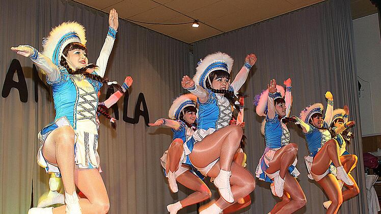 Die blauen Dragoner aus Wargolshausen brachten bei der Tanzgala Karnevalsstimmung in den Saal. Foto: Dieter Britz