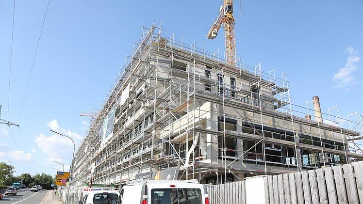 Der Neubau entsteht direkt an der B 470 durch Forchheim. Foto: Barbara Herbst