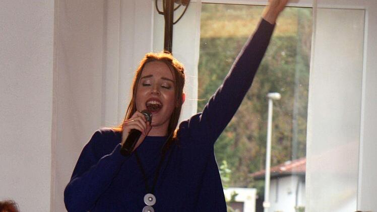 Zur Modeschau gab es auch einen Auftritt der Musical- und Schlagersängerin Lisa Marie Holzmann .