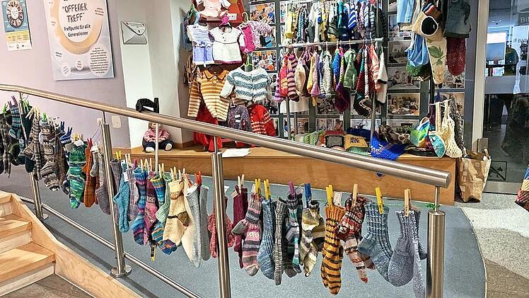 Beim Lichtstuben-Basar wird Selbstgestricktes für Groß und Klein verkauft.