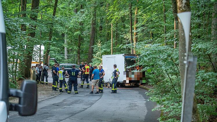 Tonnenschwerer Anhänger rollt unkontrolliert Straße hinab und erfasst Ehepaar: Tragischer Unfall bei Annafest-Aufbau in Forchheim