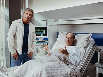 Dr. Martin Gruber (Hans Sigl, links) hat in der neuen "Bergdoktor"-Folge "W&uuml;nsche" schlechte Nachrichten f&uuml;r Michael Fellner (Herbert Knaup).