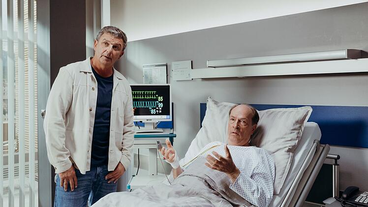 Dr. Martin Gruber (Hans Sigl, links) hat in der neuen "Bergdoktor"-Folge "W&uuml;nsche" schlechte Nachrichten f&uuml;r Michael Fellner (Herbert Knaup).