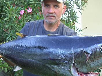 Anglerglück auf der Adria: Thomas Hieke mit einem großen Thunfisch. Fotos: Udo Sell