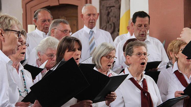 Der Chor Sängerlust Windheim beim Jubiläumskonzert in der Dorfkirche St. Ägidius.