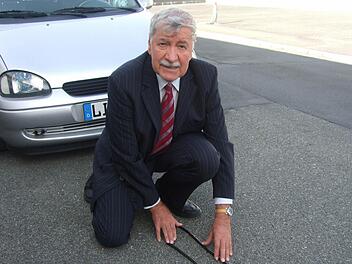 Stromführende Induktionsschleifen, die im Asphalt verlegt sind, sollen einen teuren und schweren Akku überflüssig machen, sagt Schorr. Fotos: p