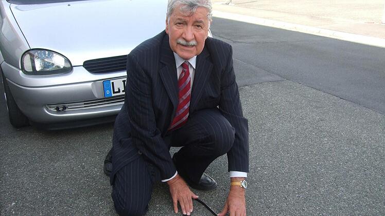 Stromführende Induktionsschleifen, die im Asphalt verlegt sind, sollen einen teuren und schweren Akku überflüssig machen, sagt Schorr. Fotos: p