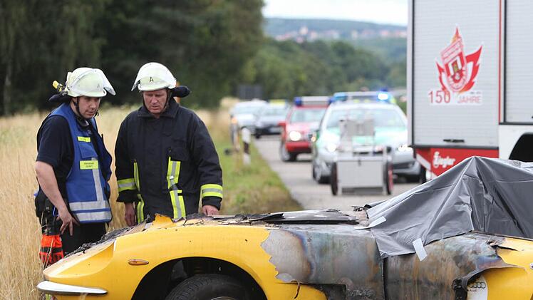 Auf der A3, zwischen Höchstadt-Ost und Pommersfelden, sind bei einem schweren Autounfall zwei Menschen gestorben. Sie sind in ihrem brennenden Fahrzeug, einem italienischen Sportwagen, ums Leben gekommen. Foto: News5/Fuchs
