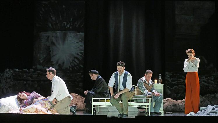 Szene aus der Neuinszenierung von "La Bohème" am Landestheater CoburgFoto: Henning Rosenbusch