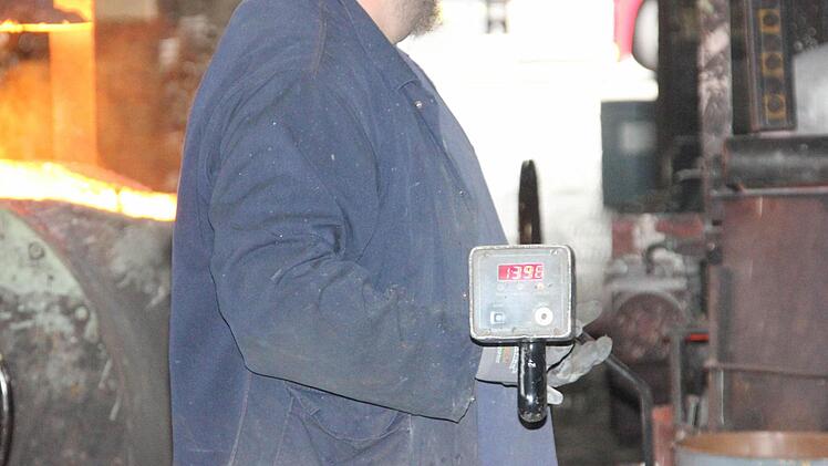 Das digitale Thermometer zeigt fast 1400 Grad. Foto: Friedwald Schedel