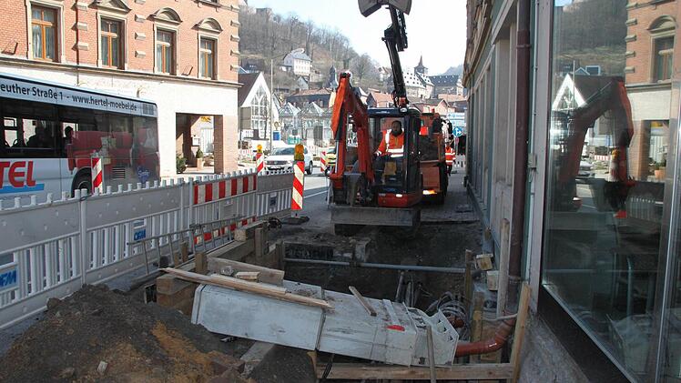 Bauarbeiten in der Sutte - die Fahrbahn ist eingeengt.