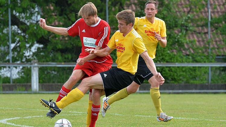 Kreisklasse 1: Die Gäste aus Möhrendorf (gelbe Trikots) waren nach der Pause überlegen, aber zu harmlos, und verabschiedeten sich aus dem Aufstiegsrennen. Vestenbergsgreuth feierte einen wichtigen Sieg.