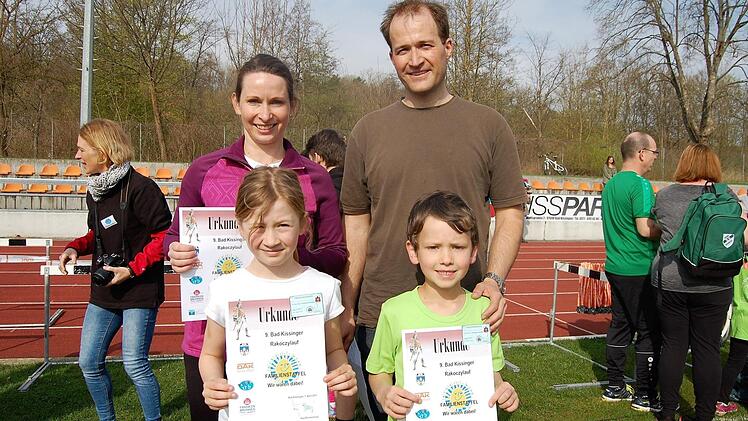 Die verwandten Familien Trautner (links, Bad Kissingen) und Becher (Donaustauf, Landkreis Regensburg) gewannen als Team den Familienlauf.  Foto: Sigismund von Dobschütz