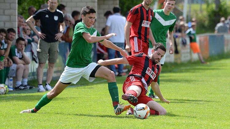 Der Katschenreuther Moritz Knoll (links) kämpft im entscheidenden Spiel mit dem Mistelgauer Kevin Schelenz um den Ball. Foto: Peter Mularczyk