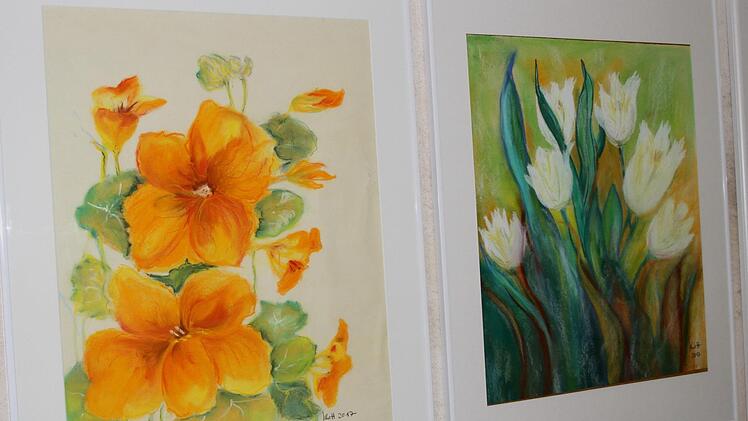 Diese Blumenbilder stammen von der 81-jährigen Barbara Schott aus Steinbach, die im Alter zur Kunst gefunden hat.  gg