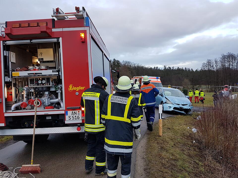 Auto stürzt nach Auffahrunfall bei Ansbach beinahe in Klärbecken