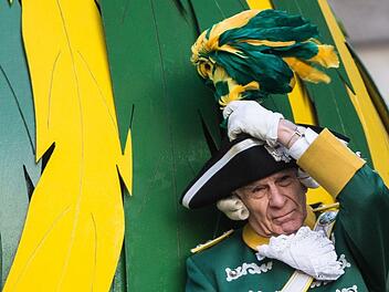 Wer in den kommenden Tagen Stra&szlig;enkarneval feiern will, sollte auf Wolken und Regen vorbereitet sein. Symbolfoto: Maja Hitij/dpa