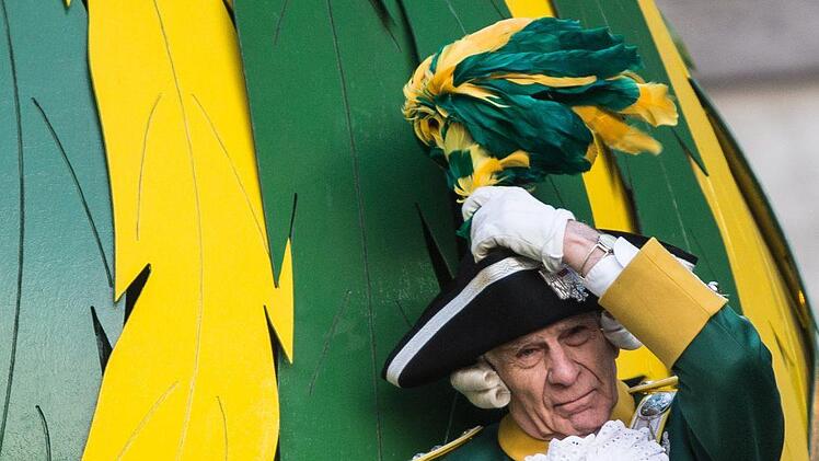 Wer in den kommenden Tagen Stra&szlig;enkarneval feiern will, sollte auf Wolken und Regen vorbereitet sein. Symbolfoto: Maja Hitij/dpa